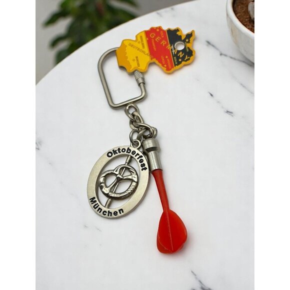 Oktoberfest Munich Souvenir Keychain With Spinning Pretzel Charm & Dart - Picture 1 of 6